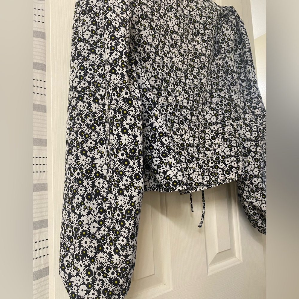 Levi's Black and White Floral Puff Long Sleeve Front Tie Blouse Size XL - Picture 14 of 16